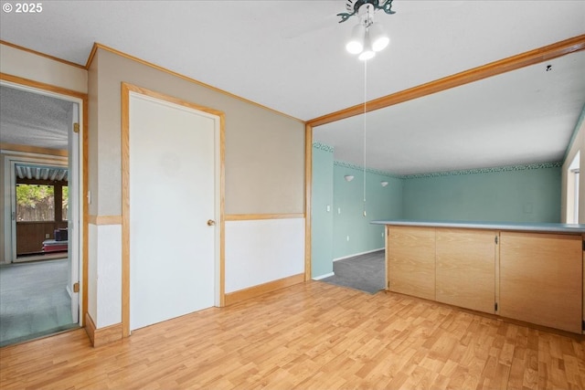 unfurnished room featuring light wood-type flooring, ceiling fan, and ornamental molding