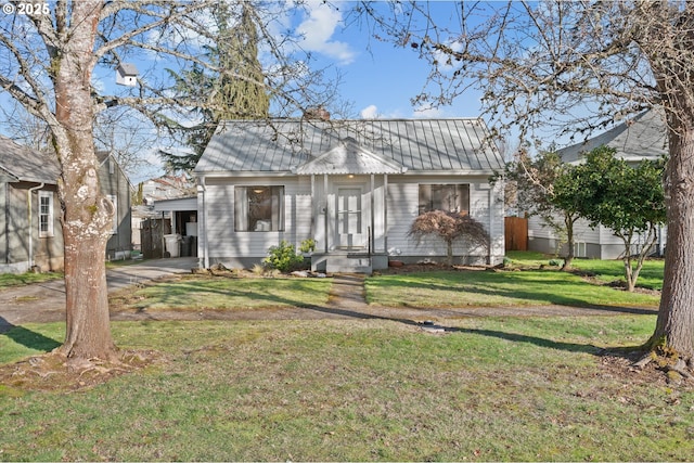 view of front facade with a front yard