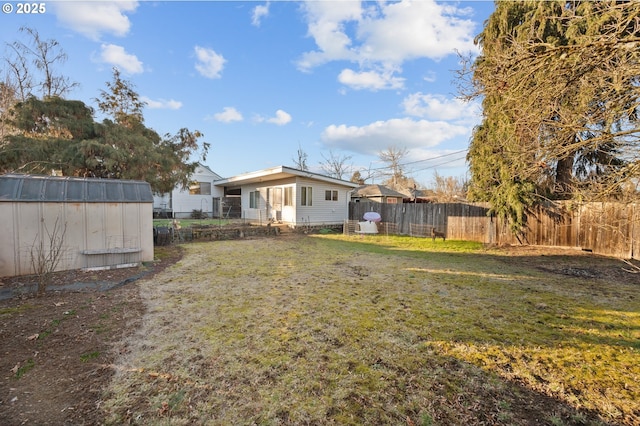 view of yard featuring a storage shed