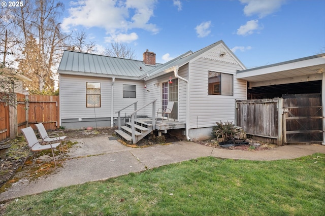 back of house featuring a yard