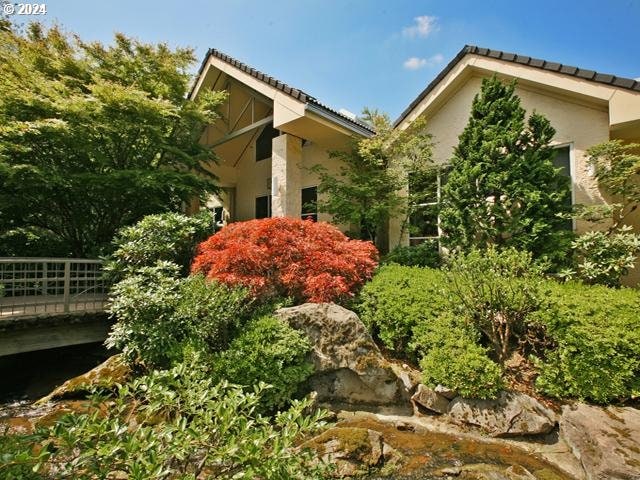 6685 W Burnside Rd Unit 310, Portland, OR 97210 - view of side of property with stucco siding and a tile roof