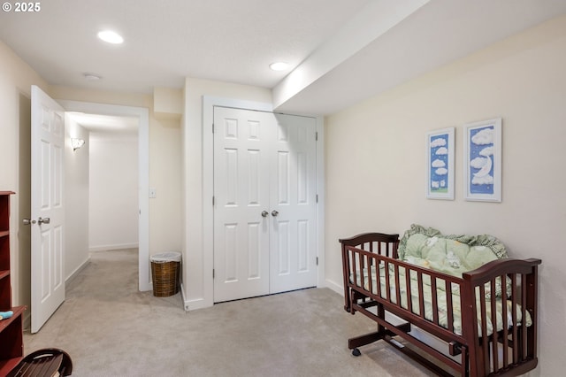 bedroom with baseboards, carpet floors, a closet, and recessed lighting