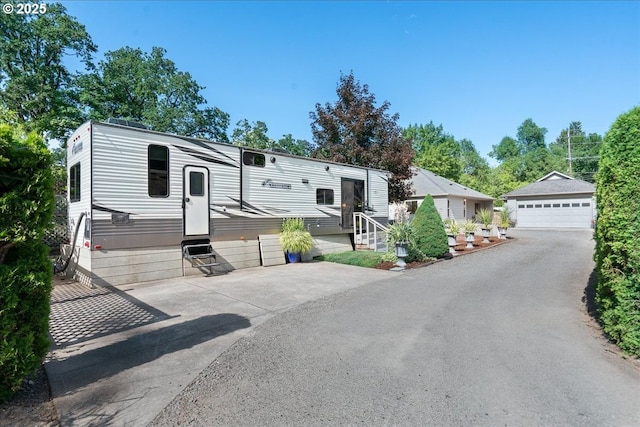 115 Willow St, Silverton, OR 97381 - view of front facade with entry steps, an outdoor structure, and a garage