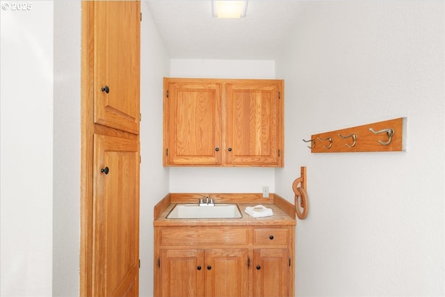 115 Willow St, Silverton, OR 97381 - bathroom with a sink