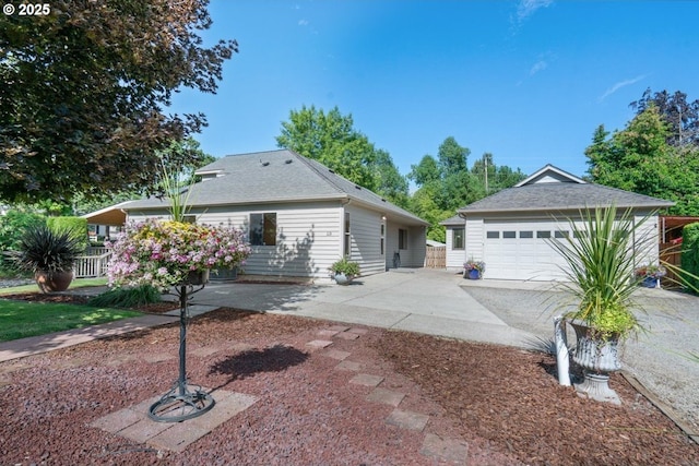 115 Willow St, Silverton, OR 97381 - view of front facade featuring concrete driveway and a detached garage