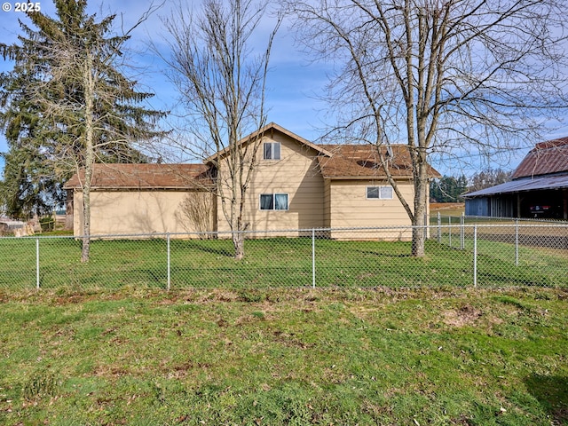 back of house featuring a lawn