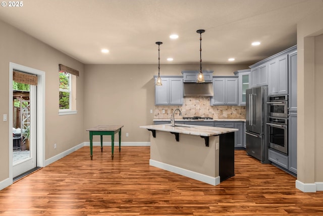 1043 Meek Way W, Linn, OR 97068 - kitchen featuring gray cabinets, stainless steel appliances, dark wood-style floors, a breakfast bar area, and recessed lighting