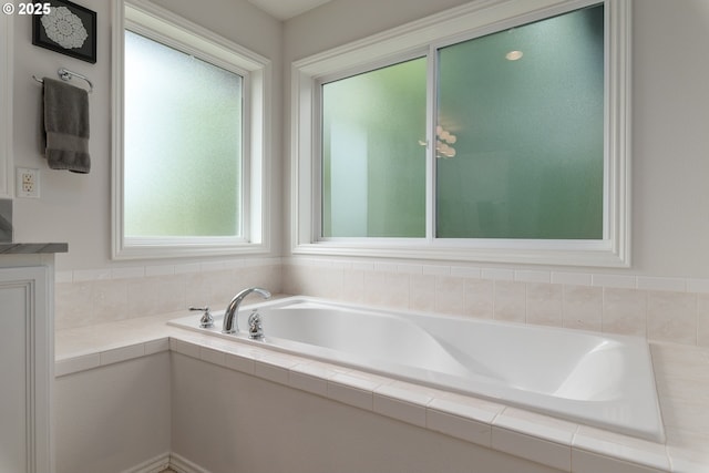 352 SE 14th Pl, Canby, OR 97013 - bathroom with a bath and vanity