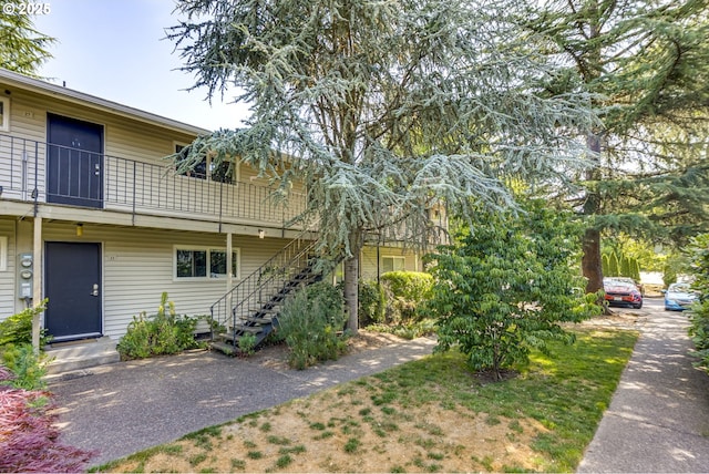 6825 SW Capitol Hill Rd Unit 27, Portland, OR 97219 - view of front of house featuring stairs