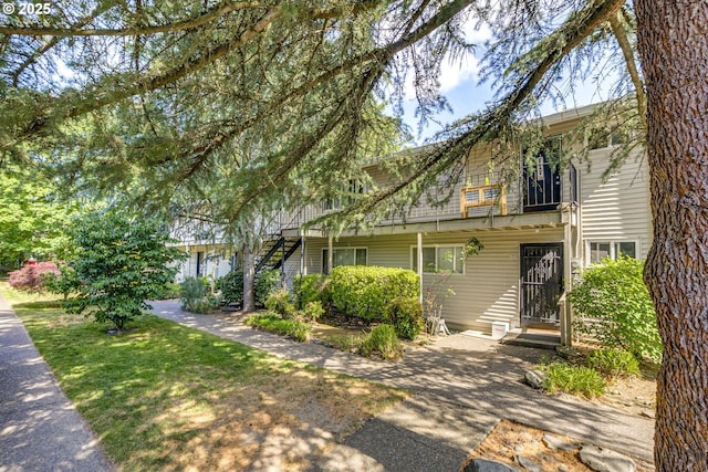 6825 SW Capitol Hill Rd Unit 27, Portland, OR 97219 - view of front of property with stairway