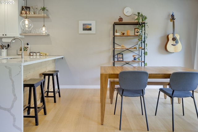 6825 SW Capitol Hill Rd Unit 27, Portland, OR 97219 - dining area featuring light wood-type flooring and baseboards