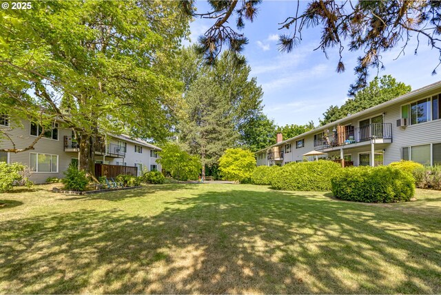 6825 SW Capitol Hill Rd Unit 27, Portland, OR 97219 - view of green lawn featuring a residential view