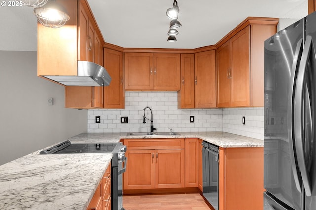 kitchen with backsplash, electric stove, fridge, and light wood-type flooring