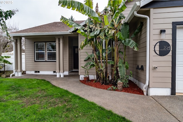 view of front of property with a front lawn