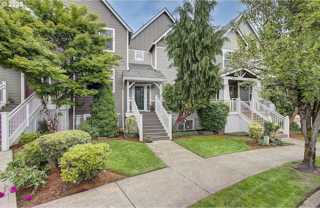 view of front of home featuring a front yard