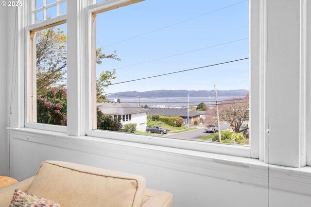 1219 Jerome Ave, Astoria, OR 97103 - living area with a mountain view