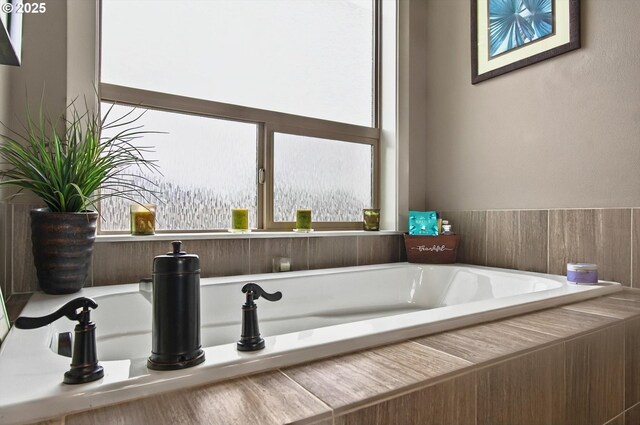 16215 NE 171st Ct, Brush Prairie, WA 98606 - full bath featuring a garden tub and plenty of natural light