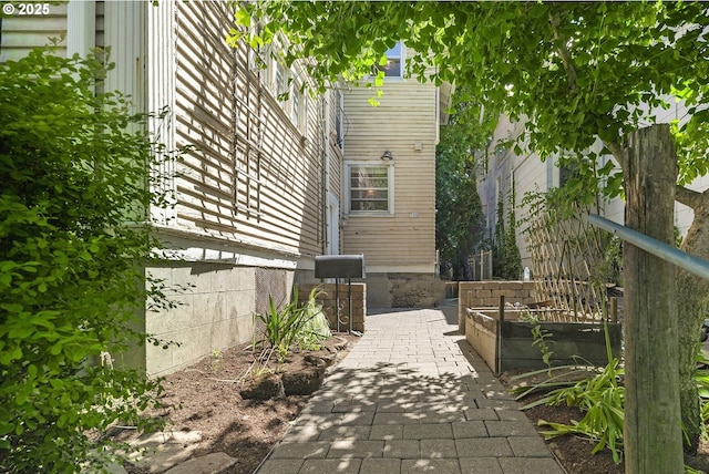 1904 SE Alder St, Portland, OR 97214 - view of patio featuring a garden