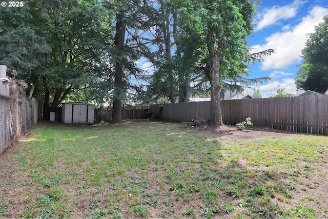 522 River Loop Unit 2, Eugene, OR 97404 - fenced backyard featuring a shed