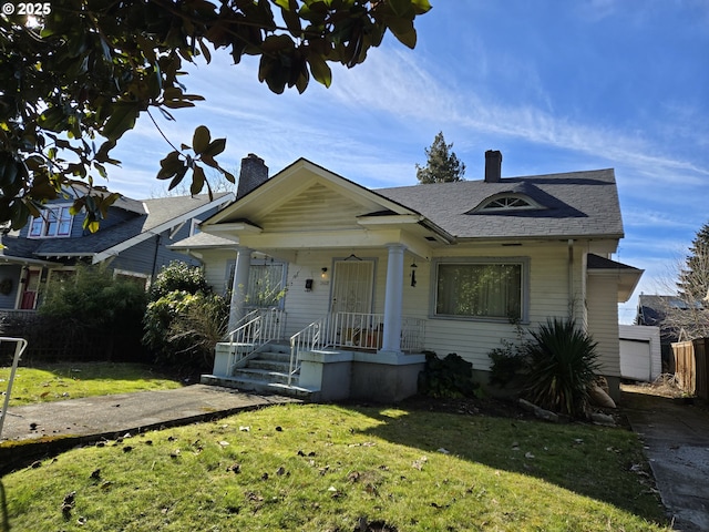 view of front of property featuring a front yard