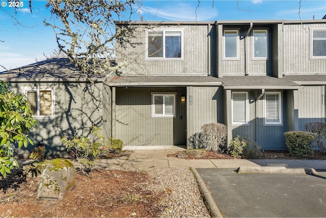 townhome / multi-family property with roof with shingles