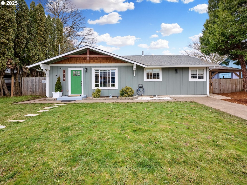 ranch-style home featuring a front lawn