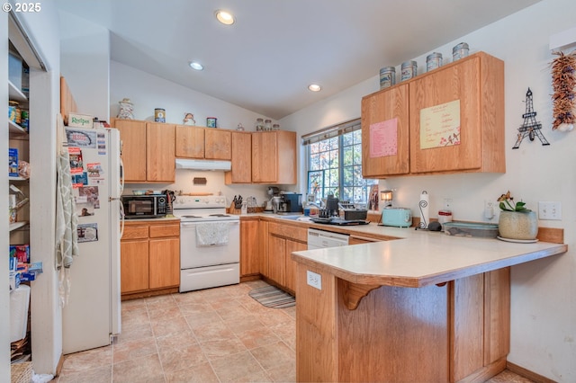 kitchen featuring vaulted ceiling, sink, a kitchen breakfast bar, kitchen peninsula, and white appliances