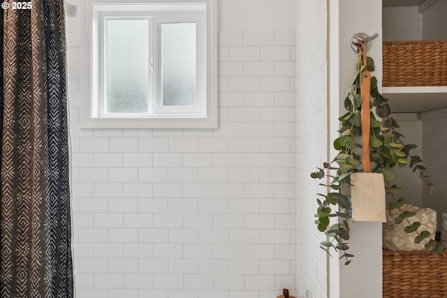 full bathroom featuring a shower with shower curtain