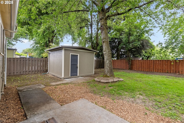 9605 N Hodge Ave, Portland, OR 97203 - view of yard with a patio