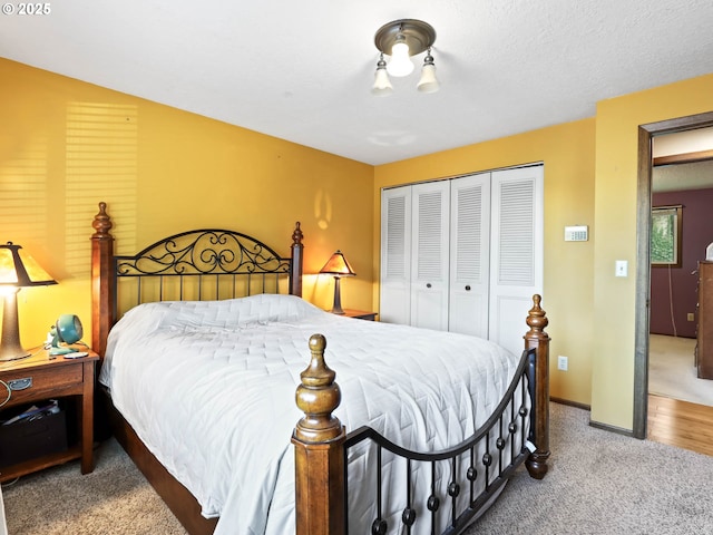 bedroom featuring carpet flooring and a closet