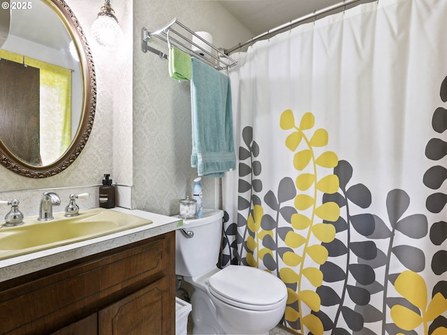 bathroom with a shower with shower curtain, vanity, and toilet