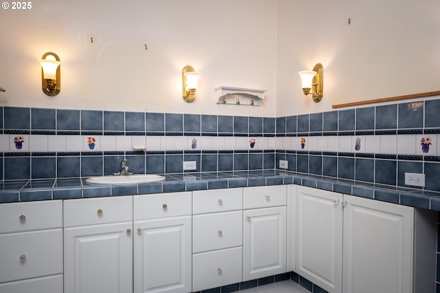 1856 SE Saint Andrews Dr, Portland, OR 97202 - surrounding community with a sink
