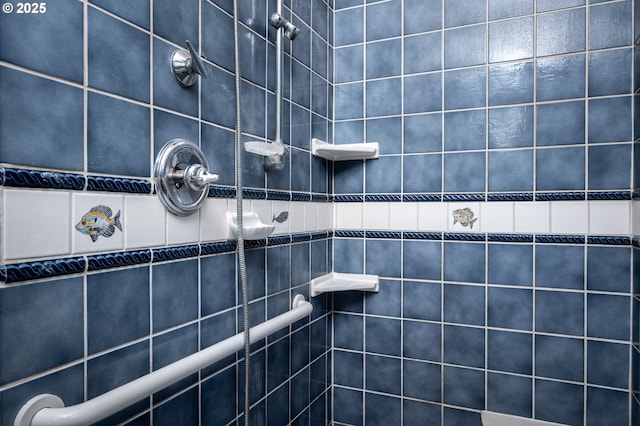 1856 SE Saint Andrews Dr, Portland, OR 97202 - full bath featuring a tile shower