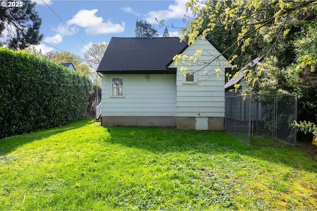 1856 SE Saint Andrews Dr, Portland, OR 97202 - rear view of house featuring a shingled roof