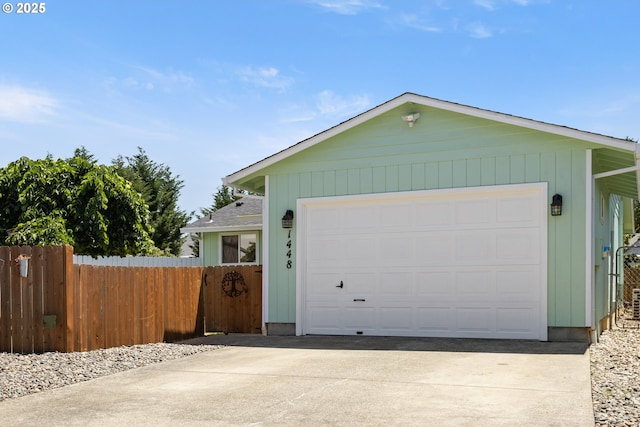 1448 S Grove Lane Ct, Sutherlin, OR 97479 - garage with driveway