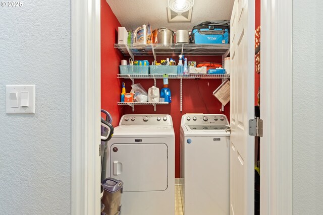 1448 S Grove Lane Ct, Sutherlin, OR 97479 - laundry area featuring washing machine and clothes dryer and a textured wall