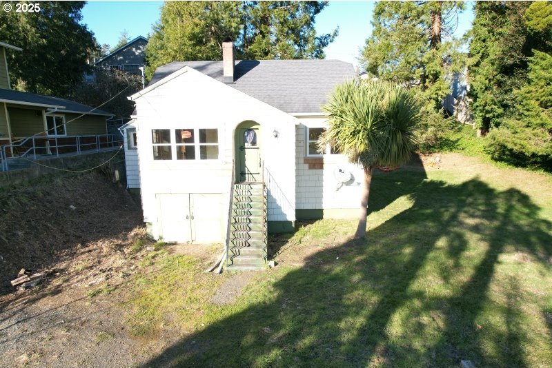 view of front of property featuring a front yard