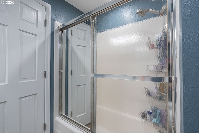 1216 Montgomery Pl NE, Albany, OR 97321 - bathroom featuring a textured wall and a shower with shower door
