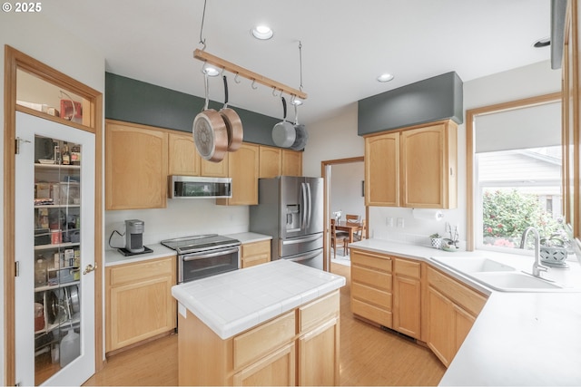 7874 Jani Ct NE, Keizer, OR 97303 - kitchen with stainless steel appliances, light brown cabinetry, a sink, light wood finished floors, and recessed lighting