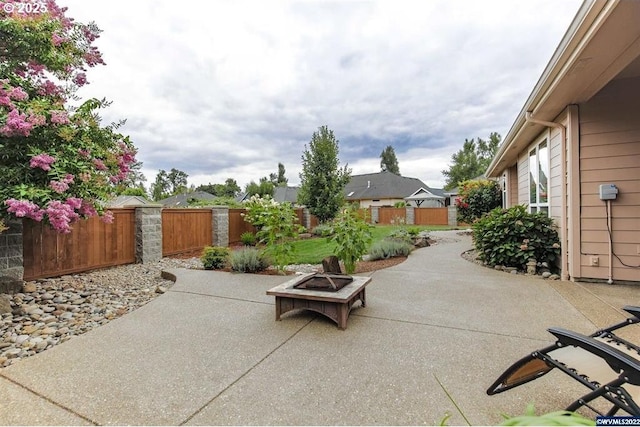 view of patio featuring an outdoor fire pit