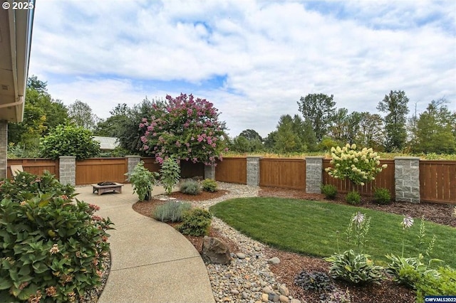 view of yard featuring a fire pit