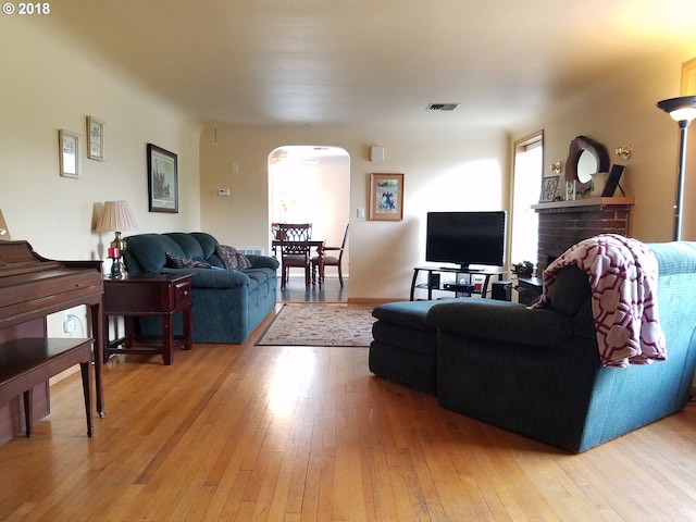335 Kourt Dr, Eugene, OR 97404 - living room with arched walkways and light wood-style floors