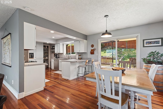406 Balsa St, La Grande, OR 97850 - dining area featuring a textured ceiling, dark wood-style floors, recessed lighting, and baseboards