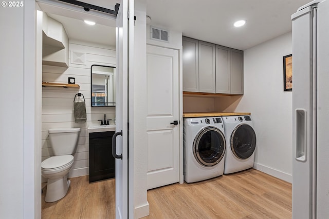 406 Balsa St, La Grande, OR 97850 - laundry area featuring washing machine and clothes dryer, light wood finished floors, a sink, baseboards, and recessed lighting