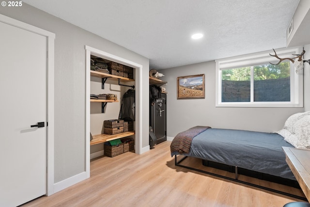 406 Balsa St, La Grande, OR 97850 - bedroom with wood finished floors, recessed lighting, baseboards, a closet, and a textured ceiling