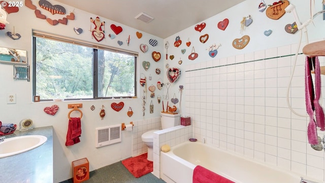 84932 Straw Springs Ln, Milton-Freewater, OR 97862 - bathroom featuring toilet, a bathtub, vanity, and wallpapered walls