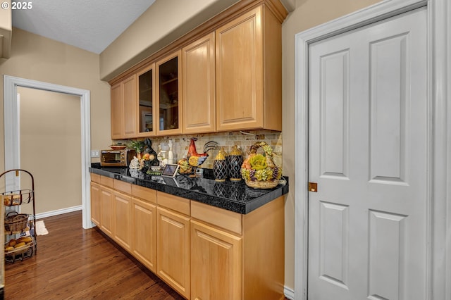 3420 SE 144th Ct, Vancouver, WA 98683 - bar area featuring tasteful backsplash, dark wood-type flooring, baseboards, and a textured ceiling