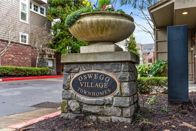 view of community / neighborhood sign