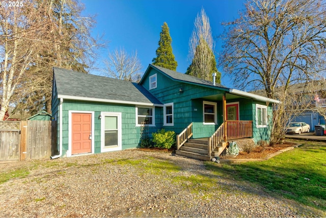 view of front of property featuring a front lawn