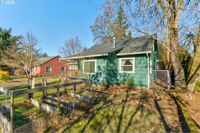 view of front of home featuring a front lawn